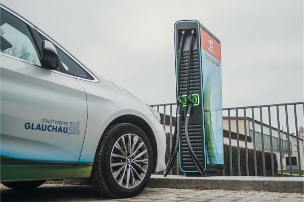 Ein Elektroauto tankt Strom vor den Stadtwerken